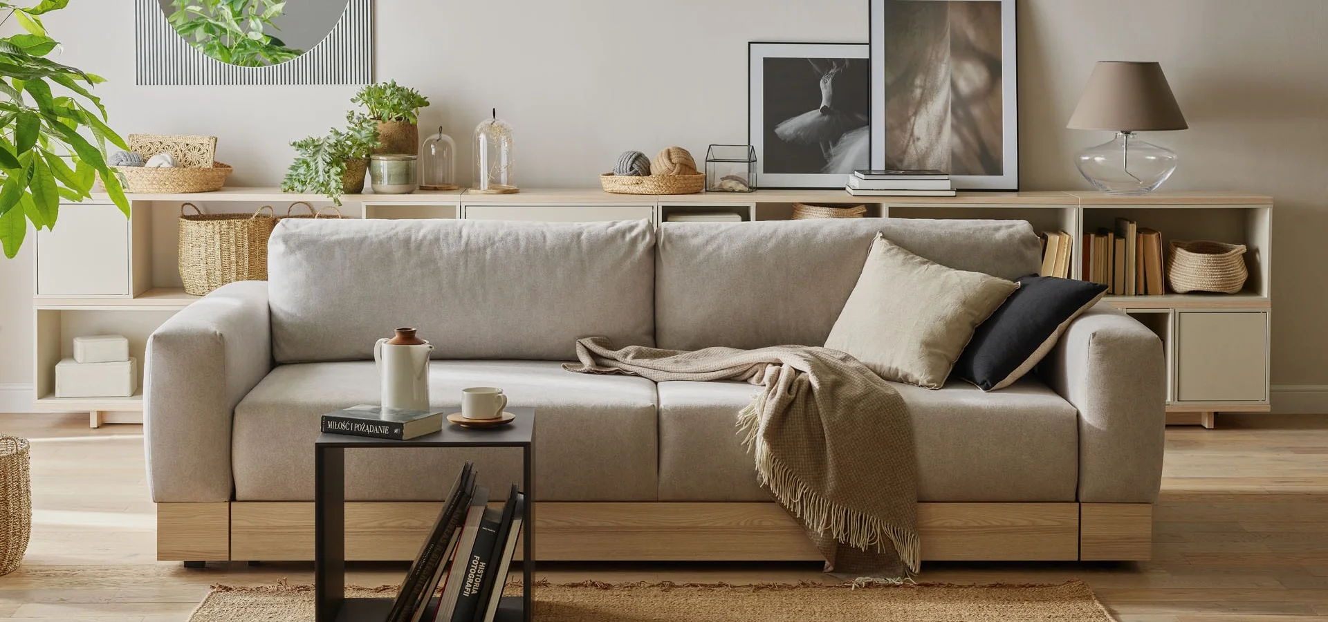 Duża sofa z drewnianą listwą dekoracyjną